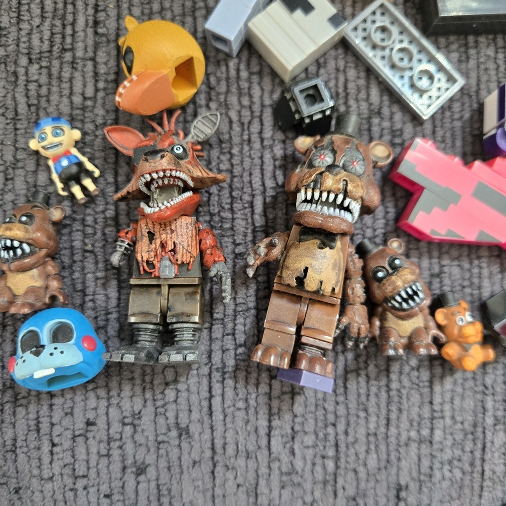 Five Nights At Freddys Construction Set Parts And Pieces With 2 Figures - Picture 7 of 8
